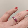 Hvitt gull ring med 2 rubiner og en diamant