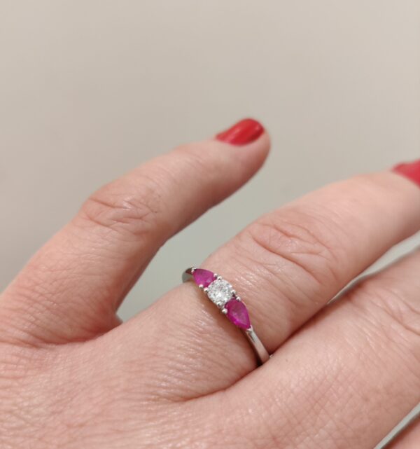 Hvitt gull ring med 2 rubiner og en diamant