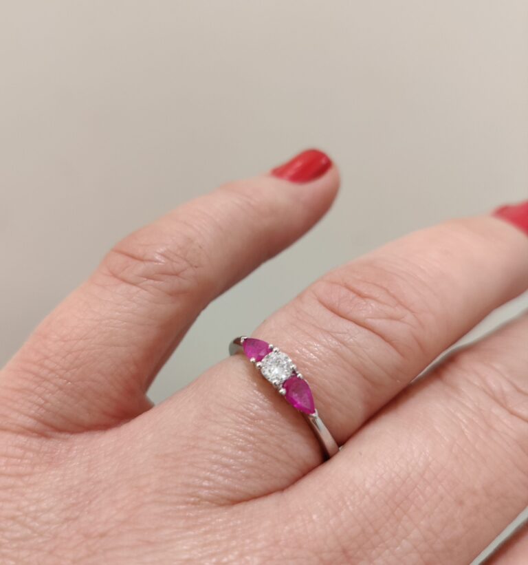 Hvitt gull ring med 2 rubiner og en diamant