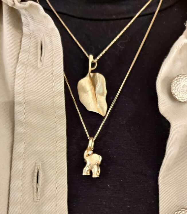Ole Lynggaard sin ikoniske elefant charms. Laget i 750 gult gull. Med diamant i snablen, som er mulig å åpne, slik at den kan henges i armbånd eller kjede