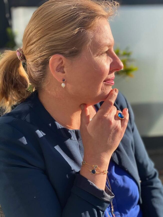 Susanne Friis Bjørner ørepynt i forgylt sølv med ferskvannsperle og blå c.zirkonia
