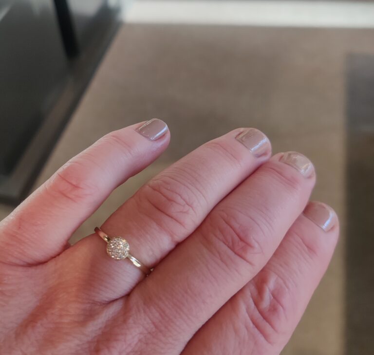 Gullring med paveert topp, c.zirkonia
