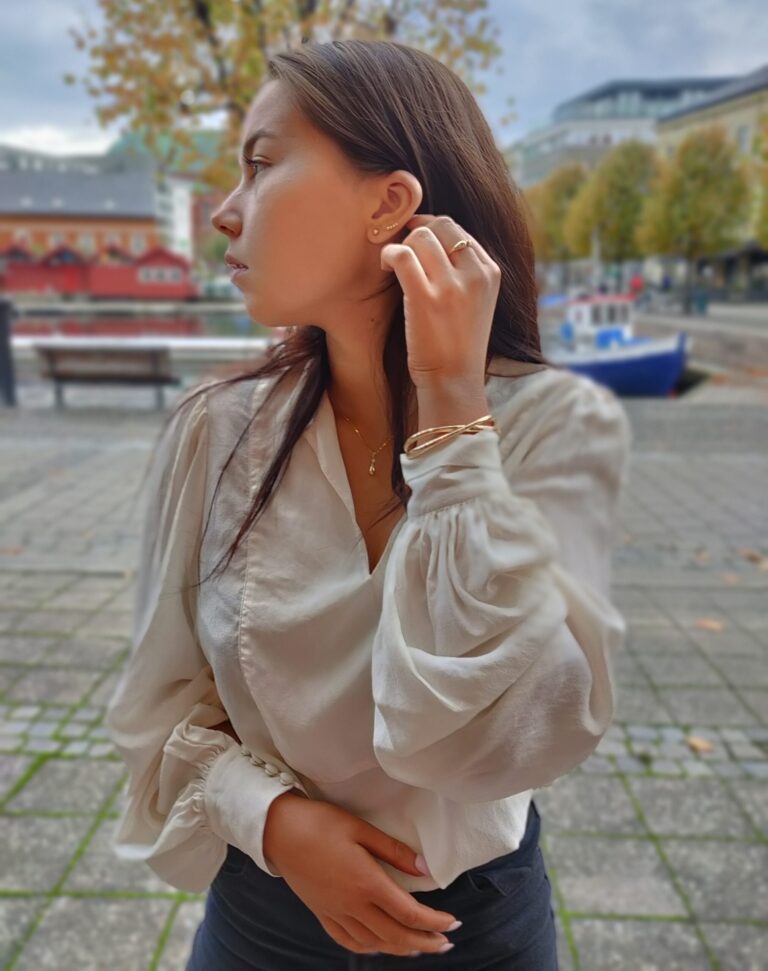 Noën "Drop" ring i gult gull med diamant