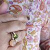 Noën "Stellini" medium ring i gult gull, med diamanter og peridot
