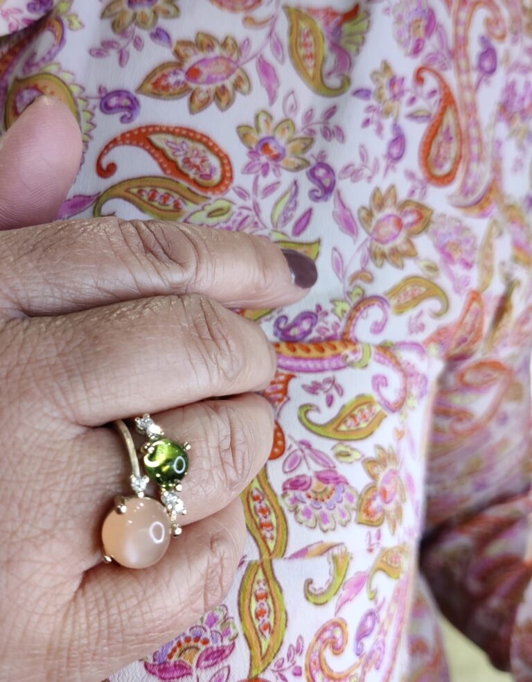 Noën "Stellini" medium ring i gult gull, med diamanter og peridot