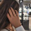 Noën "Stellini" ring i gult gull, med diamanter og ferskenfarget månesten