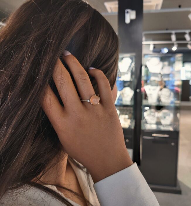 Noën "Stellini" ring i gult gull, med diamanter og ferskenfarget månesten
