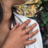 Noën "Shine" ring i gult gull, med gul dråpeformet safir