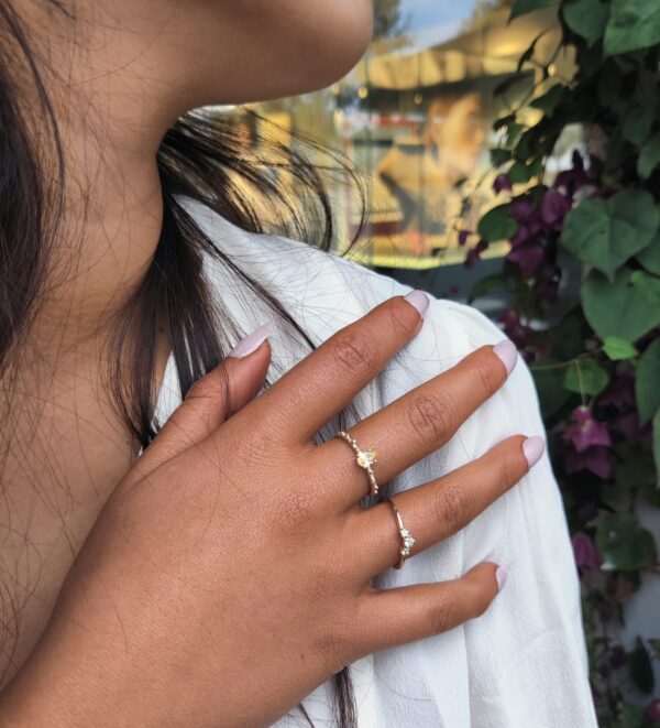 Noën "Shine" ring i gult gull, med gul dråpeformet safir