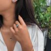 Noën "Stellini" ring i gult gull, med diamanter og blå topas