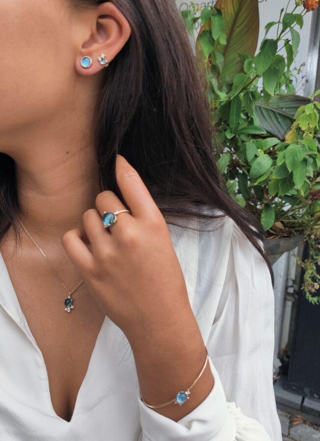 Noën "Stellini" ring i gult gull, med diamanter og blå topas