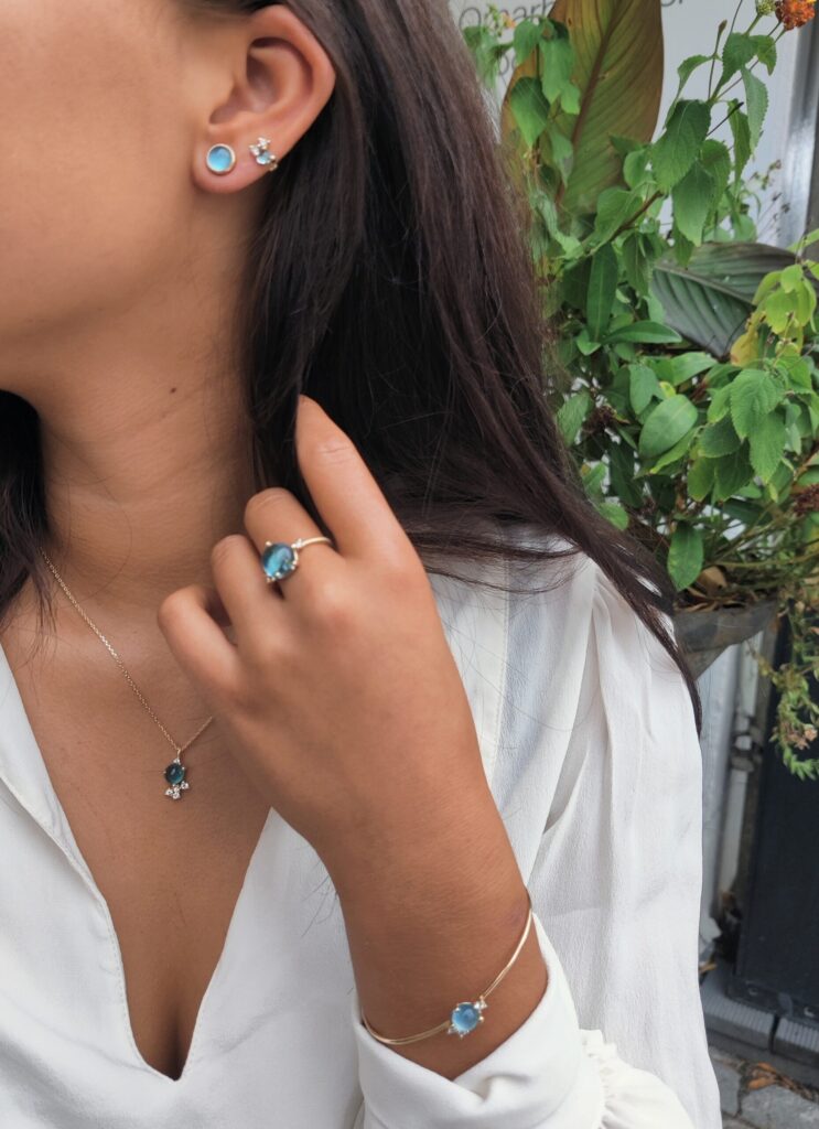 Noën «Stellini» anheng i gult gull, med diamanter og London blå topas