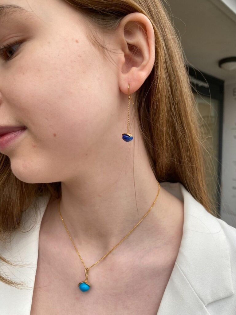 Noën «Dolce small hanger» ørepynt hengende i forgylt sølv med lapis