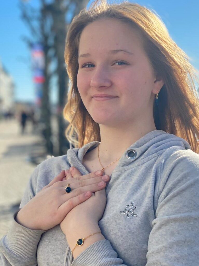 Susanne Friis Bjørner forgylt armbånd med London blue krystall