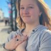 Susanne Friis Bjørner ring forgylt med London Blue krystall, liten