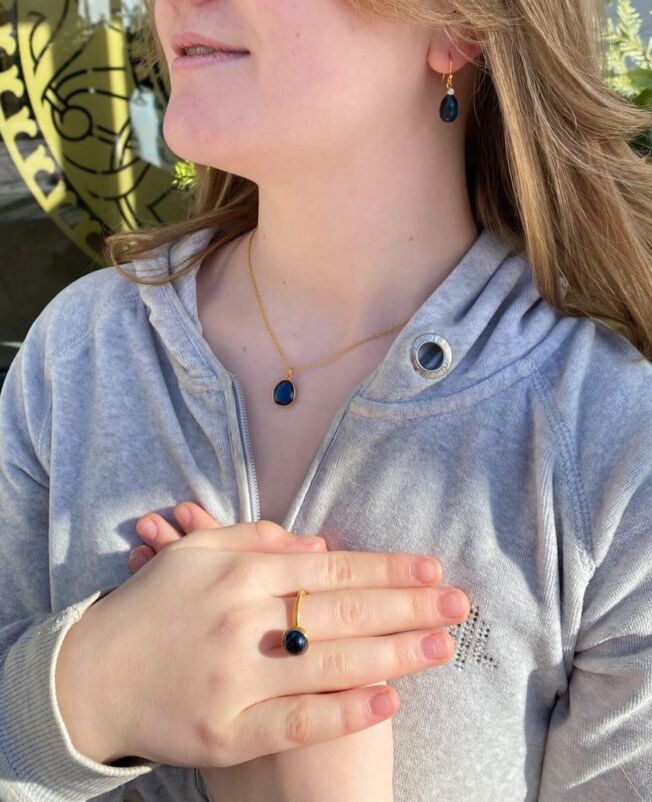 Susanne Friis Bjørner ring forgylt med London Blue krystall, liten