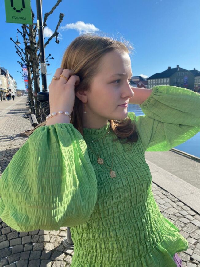 Susanne Friis Bjørner kjede i forgylt sølv med rektangulær, hamret plate