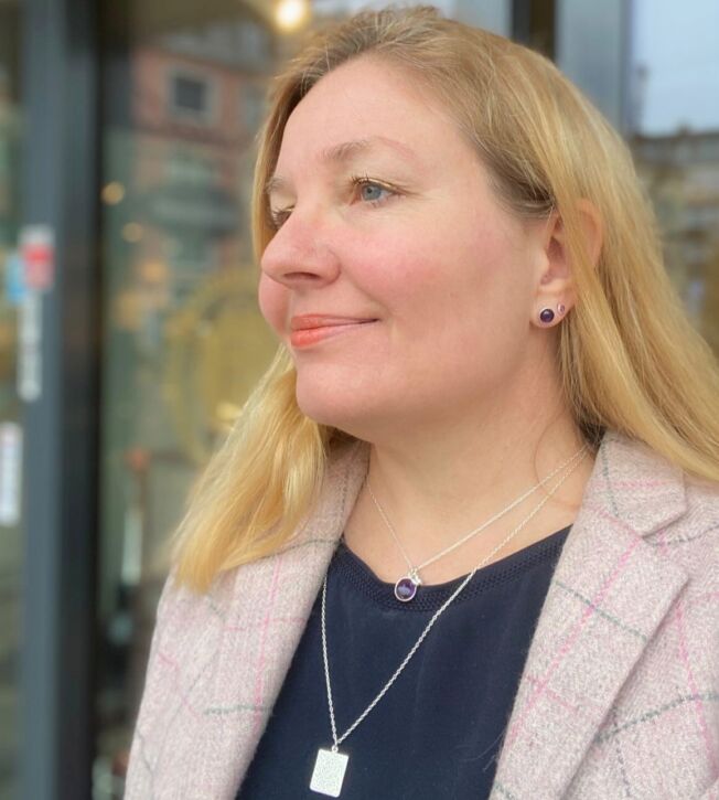 Susanne Friis Bjørner kjede i sølv med rektangulær, hamret plate