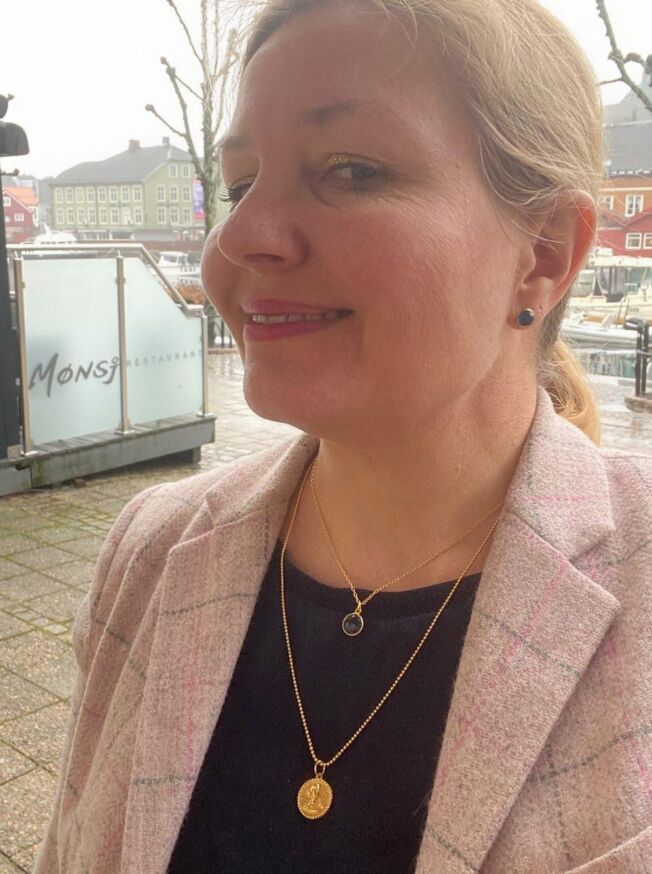 Susanne Friis Bjørner kjede i forgylt sølv med London Blue krystall