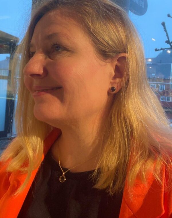 Susanne Friis Bjørner rund ørepynt i forgylt sølv med røkkvarts