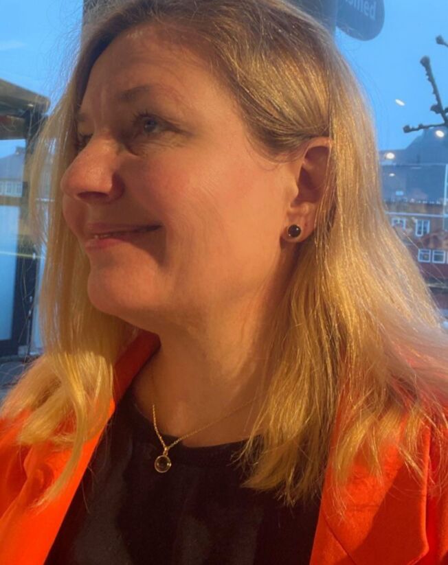 Susanne Friis Bjørner rund ørepynt i forgylt sølv med røkkvarts