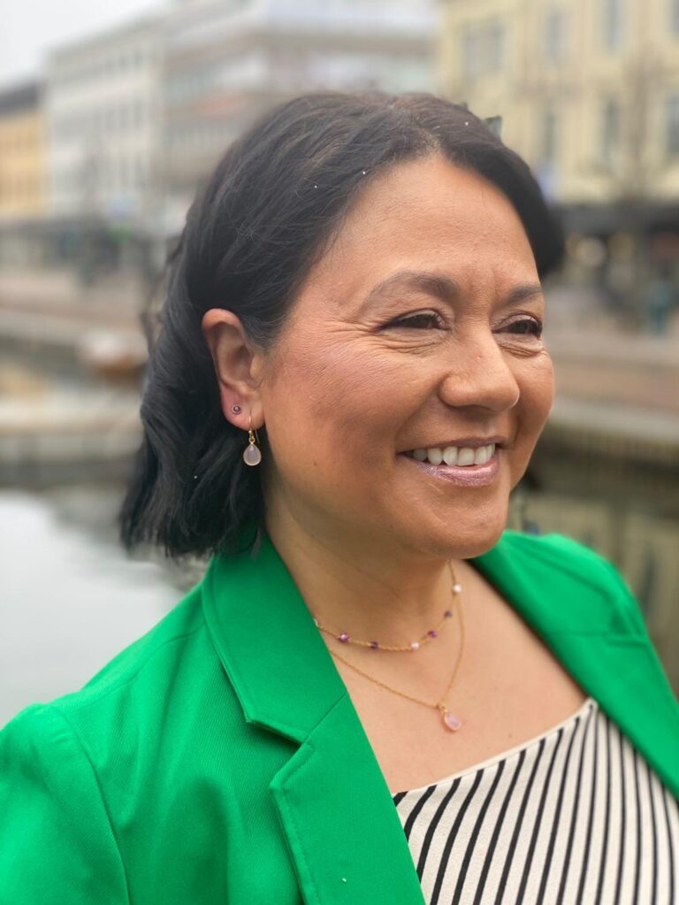 Susanne Friis Bjørner ørepynt i forgylt sølv med lilla ametyst