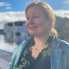 Susanne Friis Bjørner ørepynt i forgylt sølv med dråpeformet London blå krystall
