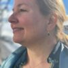 Susanne Friis Bjørner ørepynt i forgylt sølv med dråpeformet London blå krystall