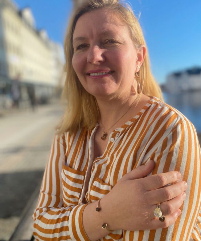 Noën «Dolce medium» ring i børstet forgylt sølv med røkkvarts