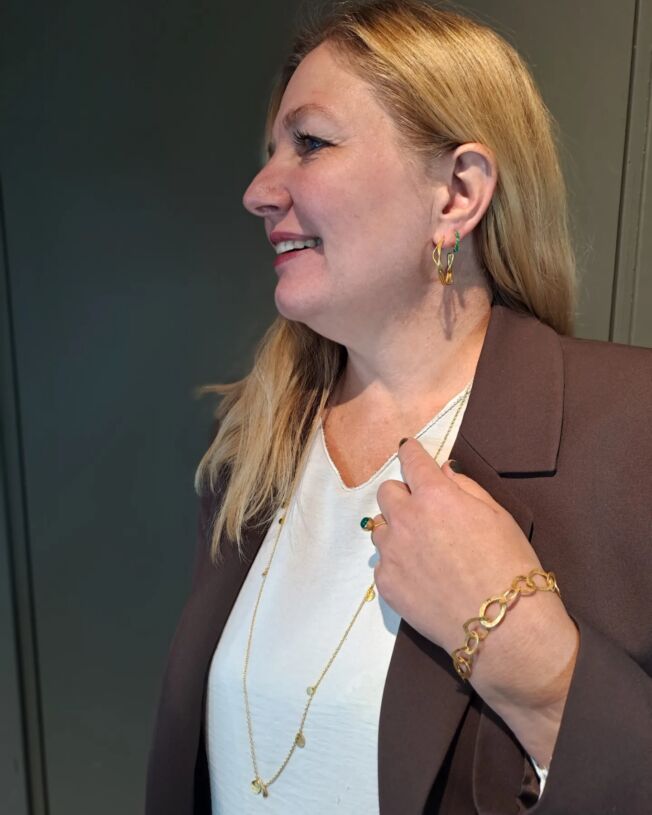 Susanne Friis Bjørner ørering i forgylt sølv med grønn agat viklet rundt