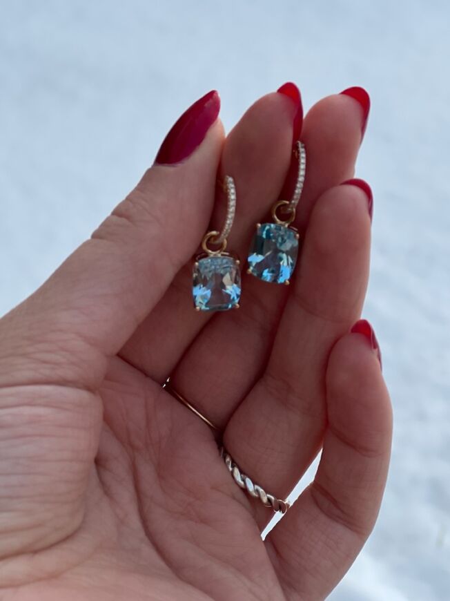 Gult gull øreanheng "Celeste" med sky blue topas