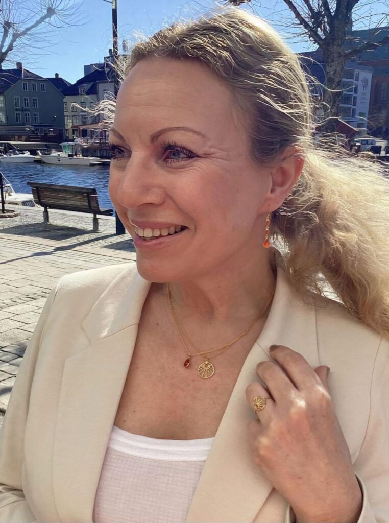 Susanne Friis Bjørner kjede i forgylt sølv med "Sol"