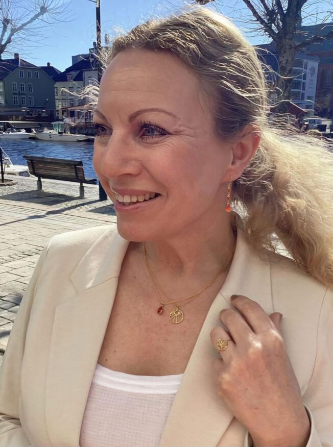 Susanne Friis Bjørner ring i forgylt sølv, med "sol"