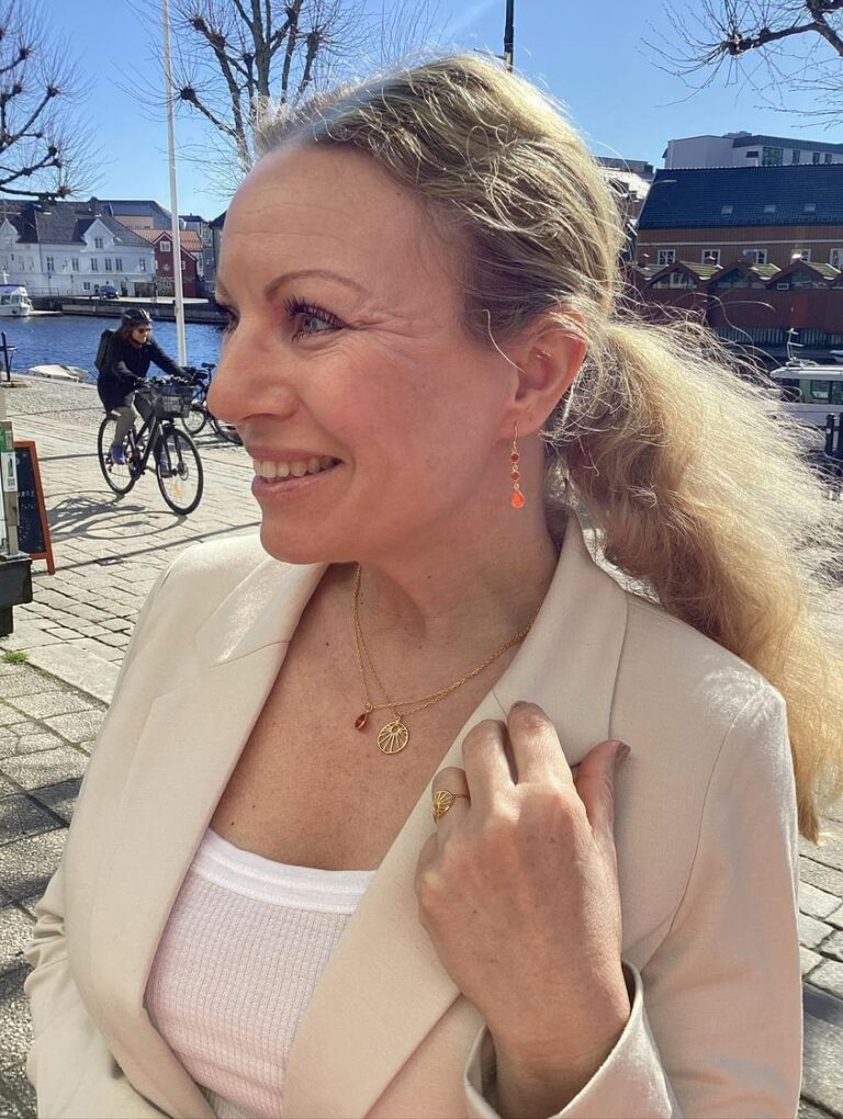 Susanne Friis Bjørner kjede i forgylt sølv med "Sol"