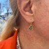 Susanne Friis Bjørner rund ørepynt med grønn kvarts i forgylt sølv