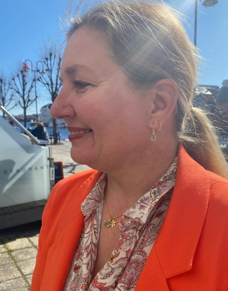 Susanne Friis Bjørner små ørepynt med grønn kvarts i forgylt sølv