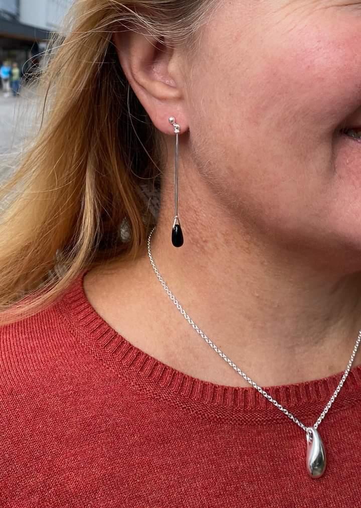 Georg Jensen “Vivianna long earring” i sølv med sort agat