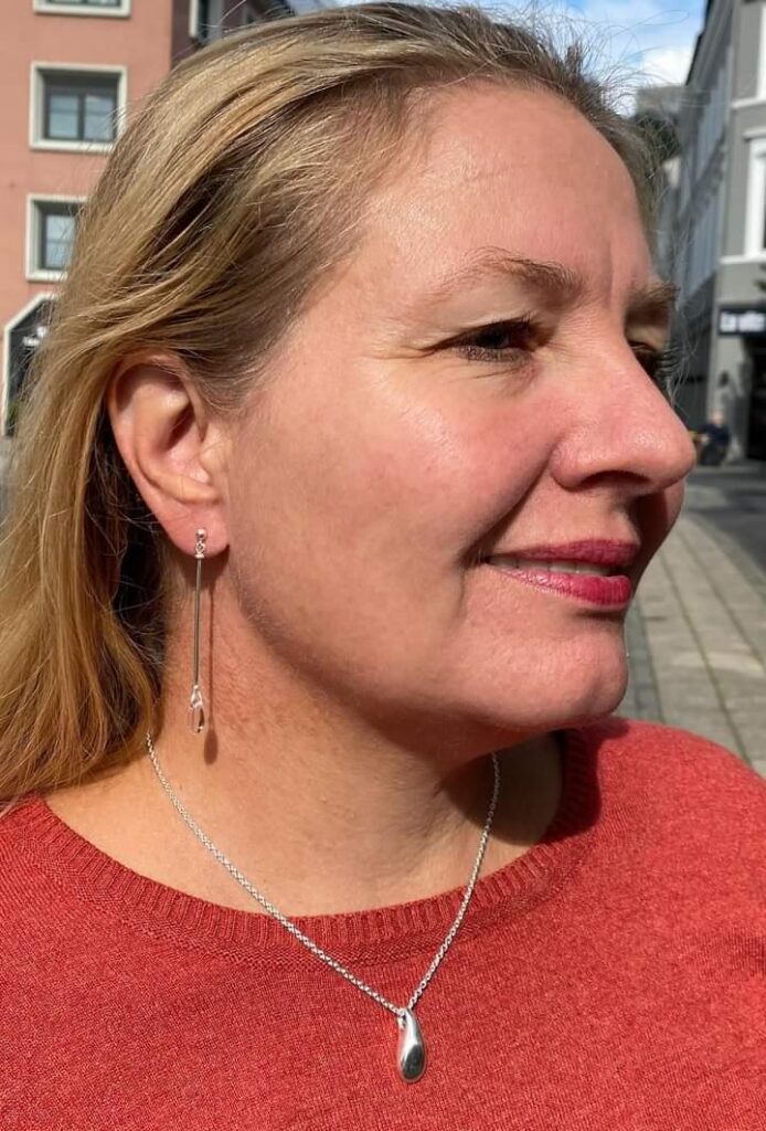 Georg Jensen “Vivianna long earring” i sølv med bergkrystall