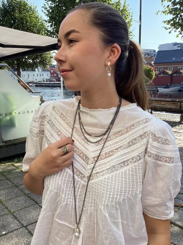 By Birdie "Ellen Golden Pearl" ørepynt med perle