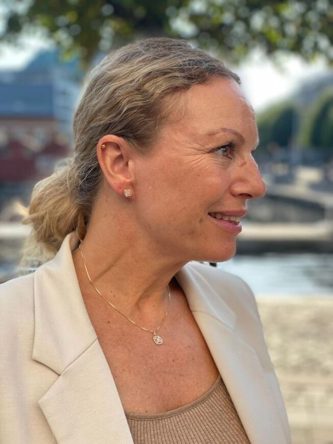 Gult gull ørepynt rektangulær rosett med c.zirkonia
