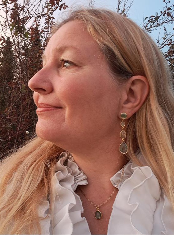 Susanne Friis Bjørner ørepynt i forgylt sølv med phrenite, grønn og lemon kvarts