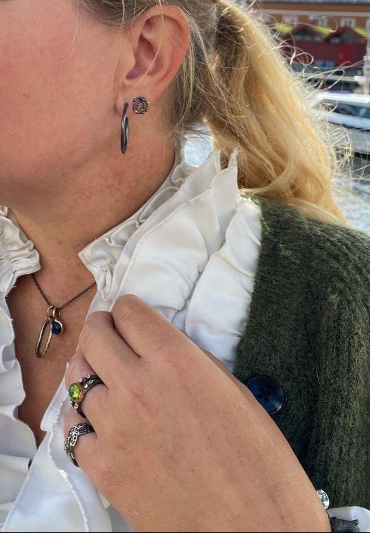 By Birdie "Urban Harlem Buds" ørepynt i sølv med gult gulls detaljer
