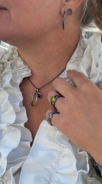By Birdie "Ring Cara peridot" i sølv med gult gull detaljer og peridot