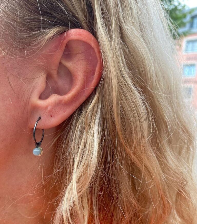 By Birdie "Ears creol swing" sølv øreringer med gull detaljer og akvamarin