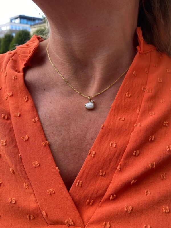 By Birdie "Zenith White Keshi Pearl" anheng i gult gull