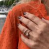 By Birdie "Zenith freshwaterpearl Keshi" ring i gult gull med diamanter og perle
