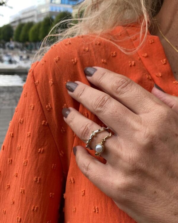 By Birdie "Zenith freshwaterpearl Keshi" ring i gult gull med diamanter og perle