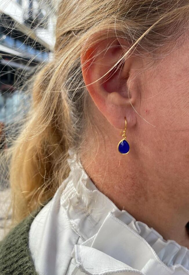 Susanne Friis Bjørner, forgylt sølv ørepynt med blå krystall