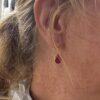 Susanne Friis Bjørner ørepynt forgylt, med dråpeformet farget rubin