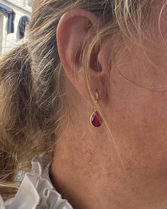 Susanne Friis Bjørner ørepynt forgylt, med dråpeformet farget rubin